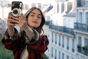 Ulasan serial Netflix Emily in Paris, gaya hidup, konflik budaya, dan cerita cinta di Kota Mode