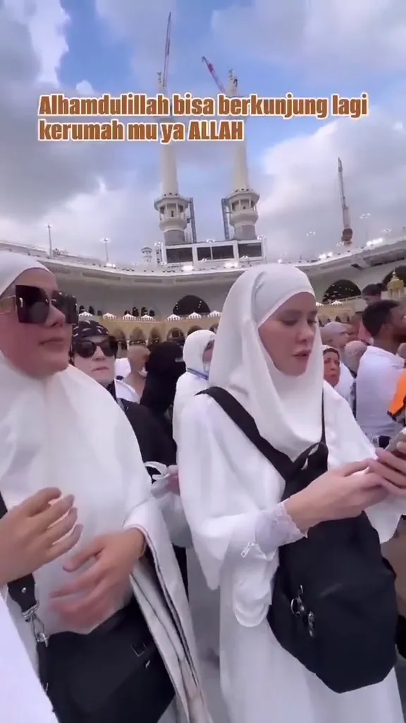 kasus isa zega umrah dengan cadar © 2024 brilio.net kasus isa zega umrah dengan cadar © 2024 brilio.net