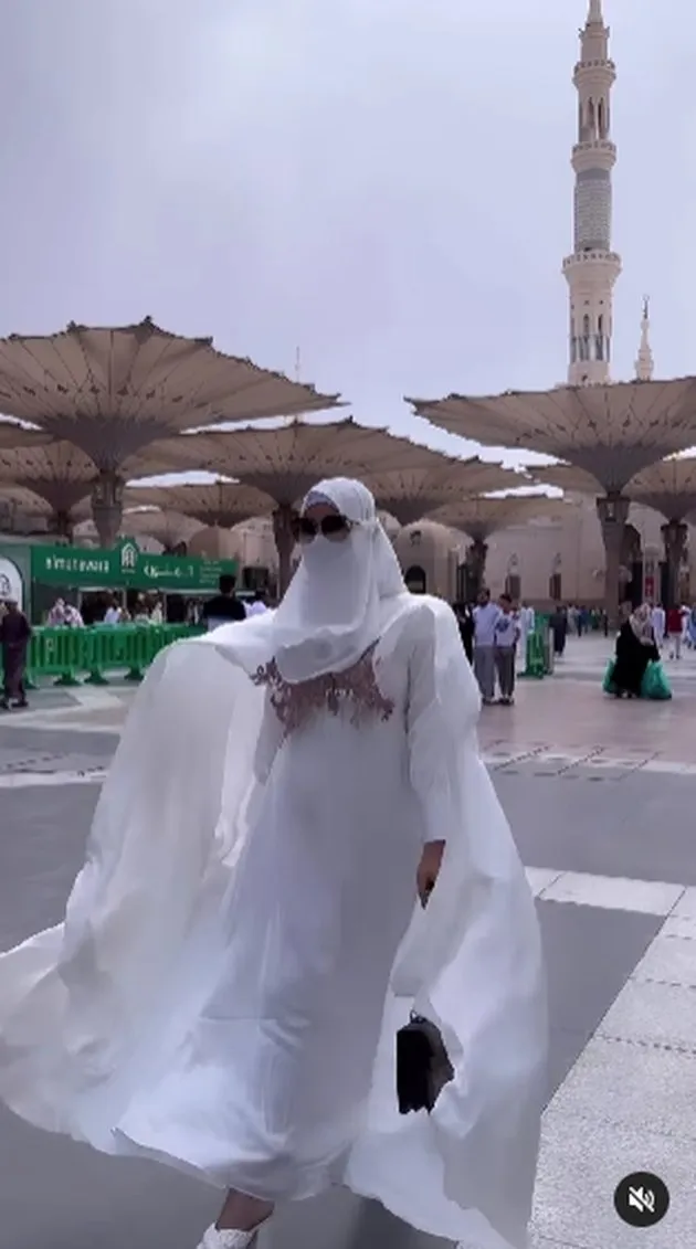 kasus isa zega umrah dengan cadar © 2024 brilio.net kasus isa zega umrah dengan cadar © 2024 brilio.net