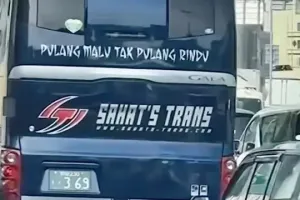 Viral bus slogan 'Pulang malu tak pulang rindu' mengaspal di Jepang, ternyata begini kisahnya