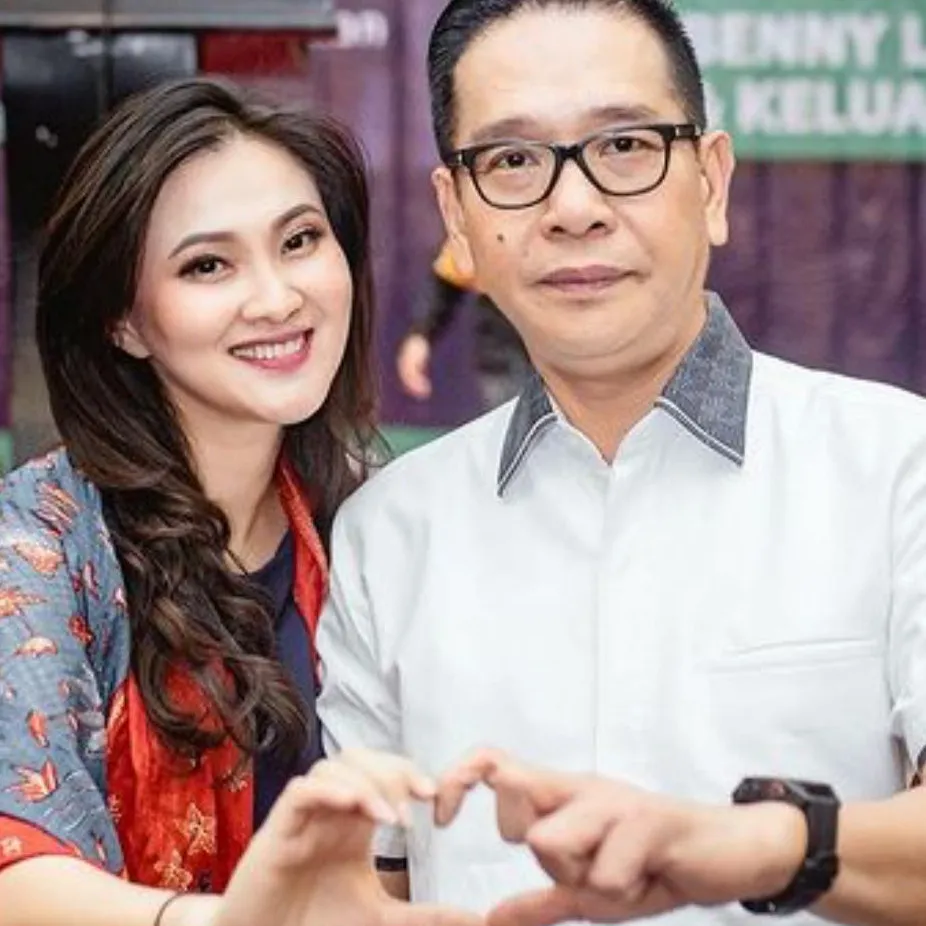 Momen pilu istri Benny Laos, Sherly Tjoanda dampingi detik-detik terakhir sang suami ini bikin nyesek © 2024 brilio.net Momen pilu istri Benny Laos, Sherly Tjoanda dampingi detik-detik terakhir sang suami ini bikin nyesek © 2024 brilio.net