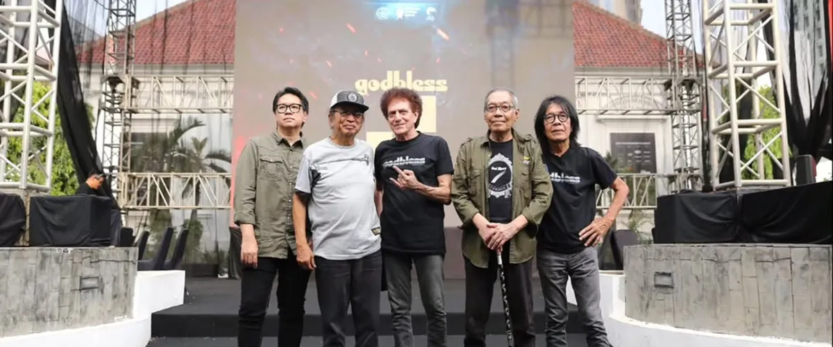 Lirik lagu Rumah Kita dinyanyikan oleh God Bless, lebih baik di sini rumah kita sendiri