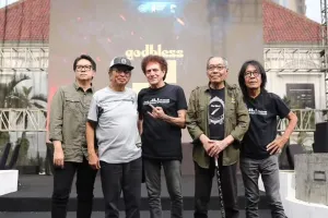 Lirik lagu Rumah Kita dinyanyikan oleh God Bless, lebih baik di sini rumah kita sendiri