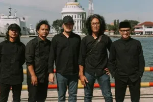 Lirik lagu Ruang Rindu dinyanyikan oleh Letto, di daun yang ikut mengalir lembut