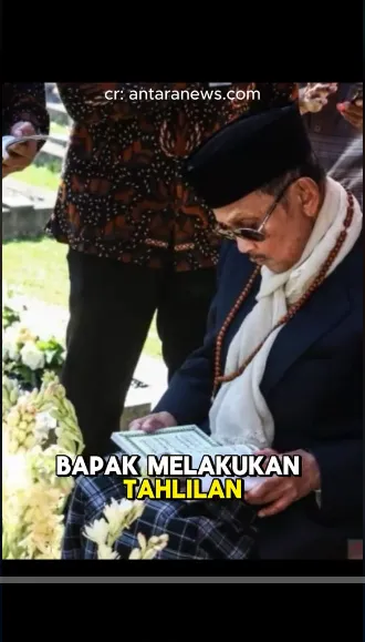 Kisah haru di balik syal putih almarhum Bj Habibie berbagai sumber Kisah haru di balik syal putih almarhum Bj Habibie berbagai sumber