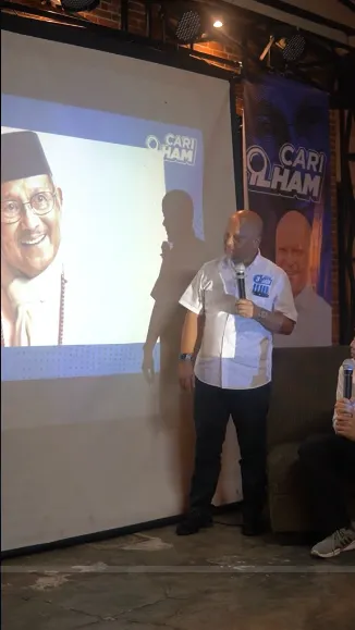 Kisah haru di balik syal putih almarhum Bj Habibie berbagai sumber Kisah haru di balik syal putih almarhum Bj Habibie berbagai sumber