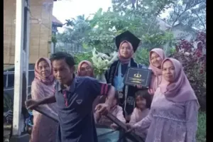 Viral ayah ajak putrinya naik gerobak sampah usai wisuda di universitas mahal, aksinya mengharukan