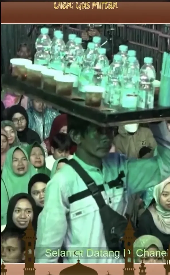 Gus Miftah guyonannya yang berkata kasar ke pedagang es teh © berbagai sumber Gus Miftah guyonannya yang berkata kasar ke pedagang es teh © berbagai sumber