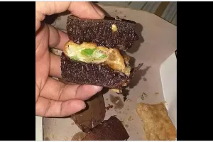 11 Potret kocak cara orang menikmati martabak ini diluar perkiraan, eksperimennya nyeleneh pol