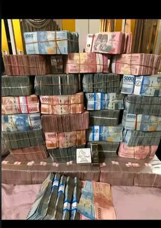 rumah Sonhaji dipenuhi tumpukan uang berbagai sumber rumah Sonhaji dipenuhi tumpukan uang berbagai sumber