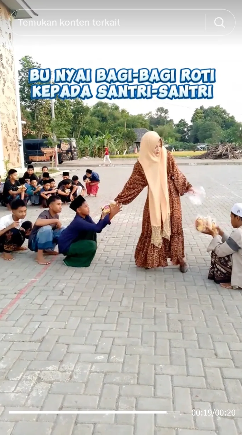 Istri Miftah Maulani bagi-bagi roti © 2024 TikTok