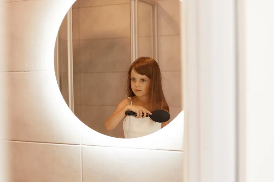 Makna menyisir rambut sambil berdiri di depan cermin tengah malam © 2024 freepik.com Makna menyisir rambut sambil berdiri di depan cermin tengah malam © 2024 freepik.com