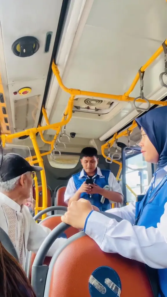 Momen seorang kakek nggak mau turun dari bus khusus wanita © 2024 TikTok