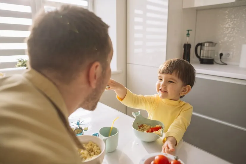 Makna mitos memakan sisa makanan anak © 2024 freepik.com Makna mitos memakan sisa makanan anak © 2024 freepik.com