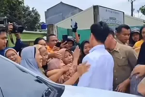 Viral momen emak-emak colek pipi Gibran Rakabuming saat blusukan di Bogor, ekspresinya tuai atensi