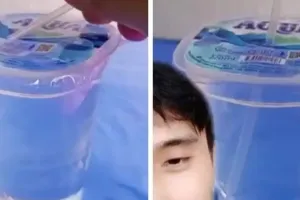 Tanpa bantuan jarum atau kunci, ini cara menusuk sedotan tumpul ke gelas air mineral