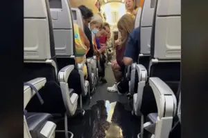 Momen toilet pesawat rusak hingga bikin lorong kabin kebanjiran, penumpang panik bak adegan dalam film