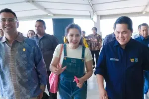 Gaya salah kostum Nagita Slavina saat dampingi Raffi Ahmad temui Menteri Erick Thohir, tuai kritikan