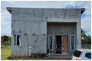 9 Potret rumah tampak belum rampung ini punya interior mewah bak vila, ada kolam renang view sawah