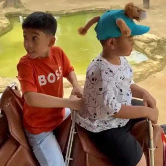 Keluarga Jokowi rayakan Natal jalan-jalan ke Taman Safari, gaya busana mewah anak Kahiyang disorot © 2024 brilio.net