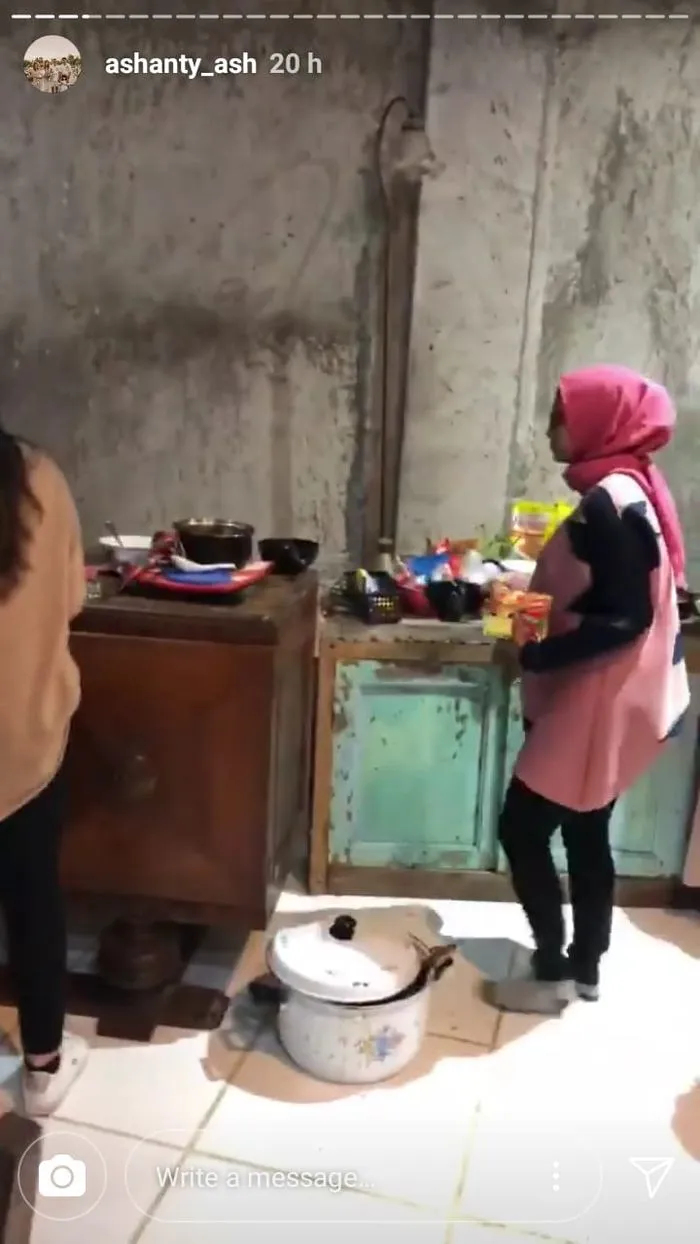 dapur Mulan Jameela interiornya bak di pedesaan © berbagai sumber dapur Mulan Jameela interiornya bak di pedesaan © berbagai sumber
