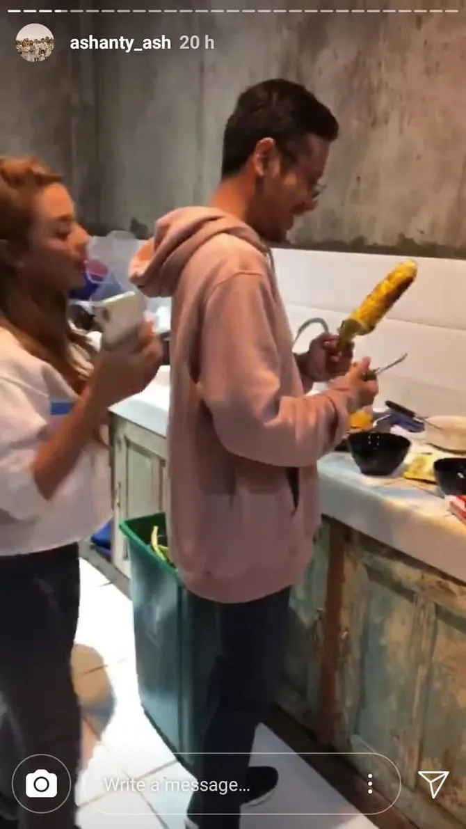 dapur Mulan Jameela interiornya bak di pedesaan © berbagai sumber dapur Mulan Jameela interiornya bak di pedesaan © berbagai sumber