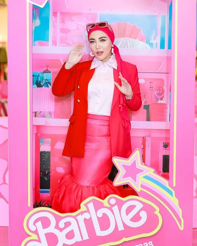 seleb berhijab dandan ala Barbie © berbagai sumber