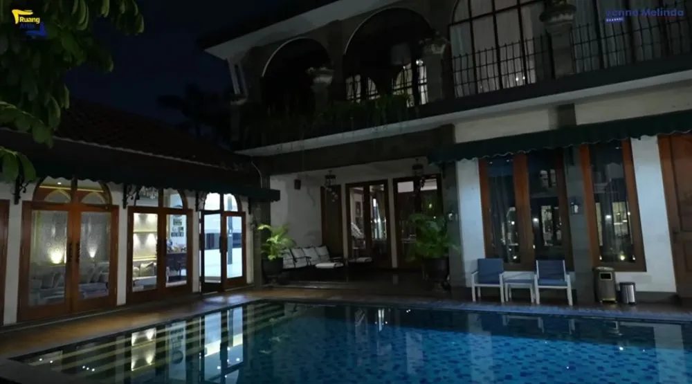 interior dapur Putri Zulkifli Hasan bernuansa emas © YouTube interior dapur Putri Zulkifli Hasan bernuansa emas © YouTube