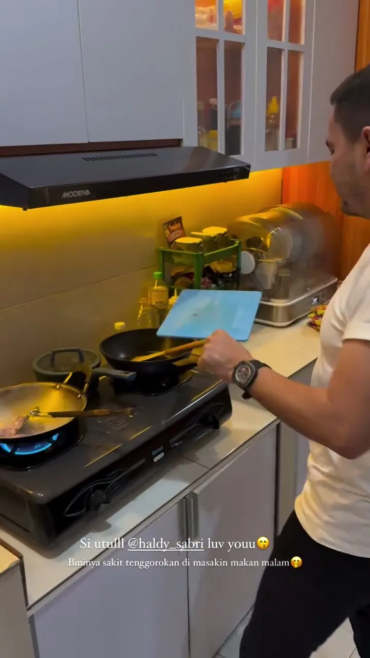 Momen Haldy Sabri masakin sang istri yang lagi sakit © 2025 Instagram Momen Haldy Sabri masakin sang istri yang lagi sakit © 2025 Instagram