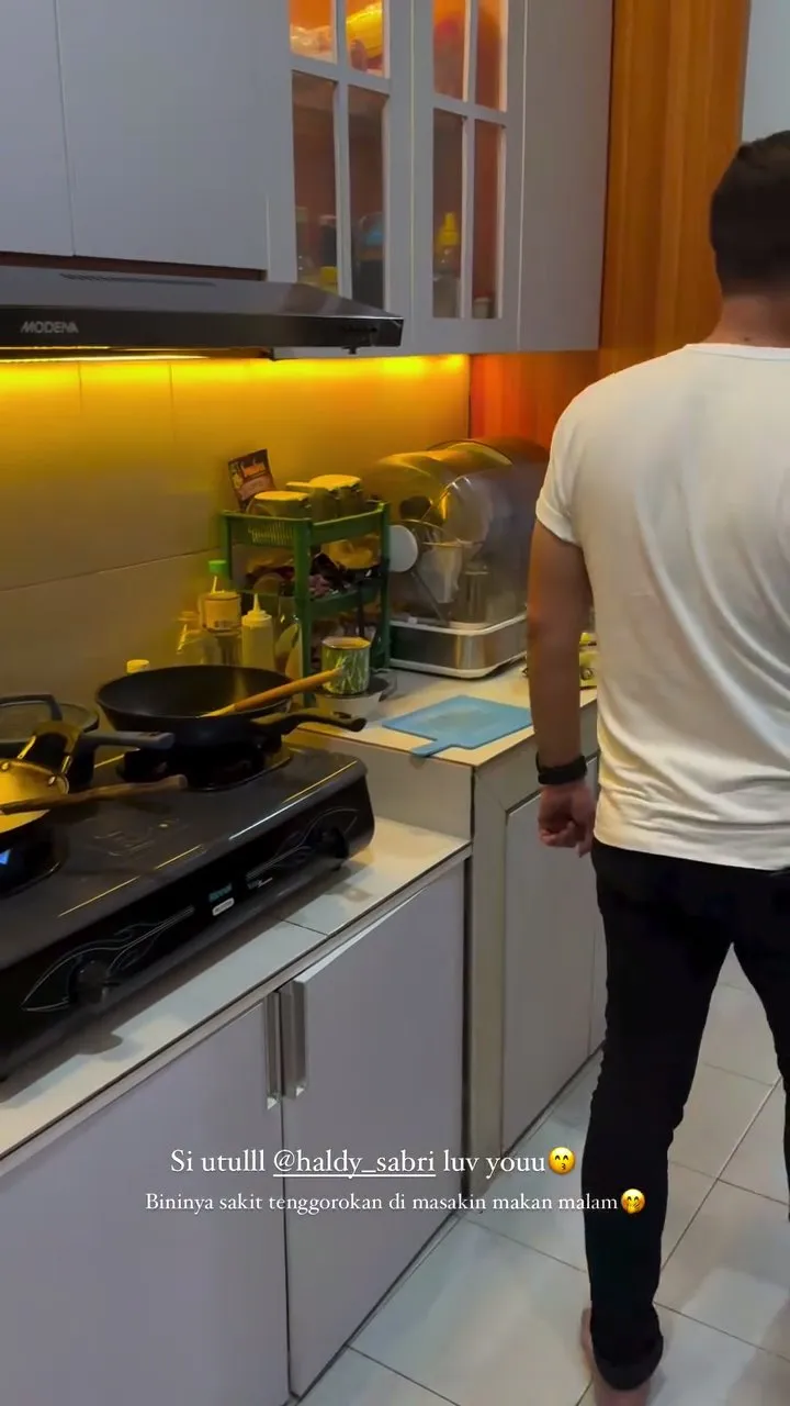 Momen Haldy Sabri masakin sang istri yang lagi sakit © 2025 Instagram Momen Haldy Sabri masakin sang istri yang lagi sakit © 2025 Instagram