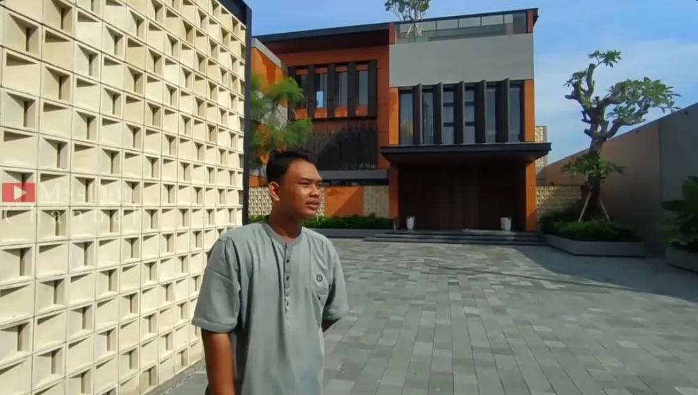 rumah baru Gus Miftah bergaya modern © YouTube