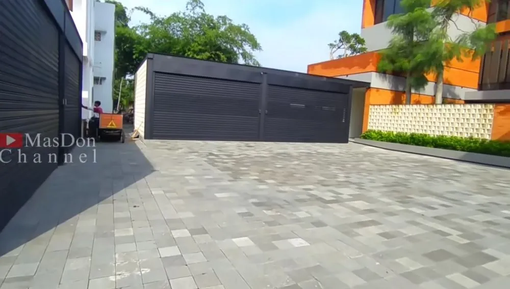 rumah baru Gus Miftah bergaya modern © YouTube
