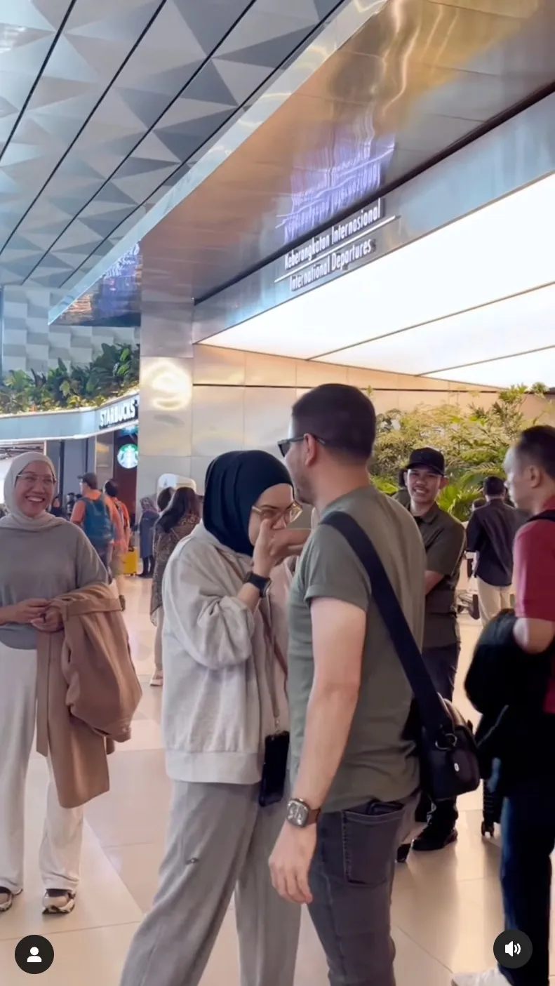 Momen Haldy Sabri antar Irish Bella ke Belgia © 2025 Instagram