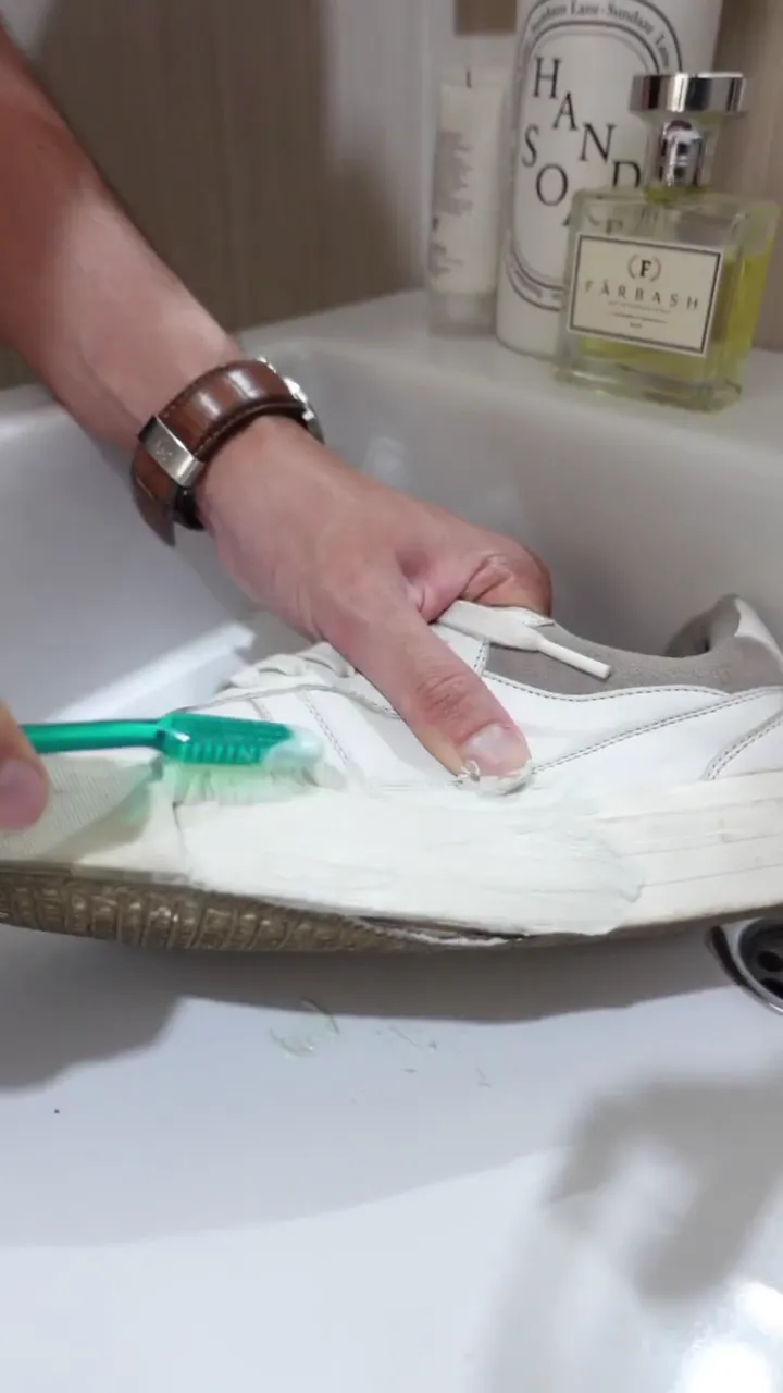 trik memutihkan sepatu kusam © YouTube trik memutihkan sepatu kusam © YouTube