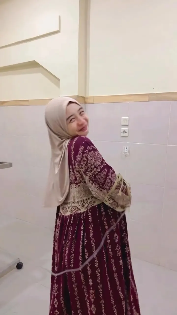  di usia 26 tahun, ia kembali menjalani momen persalinan yang sarat kebahagiaan. © 2025 brilio.net