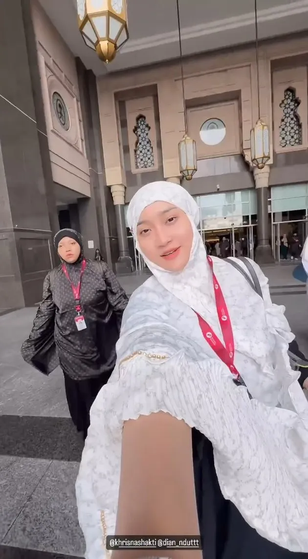 Yeni Inka umrah bareng suami © 2025 brilio.net