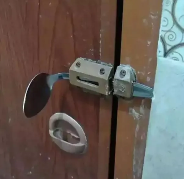 Potret kocak desain pintu toilet Berbagai sumber