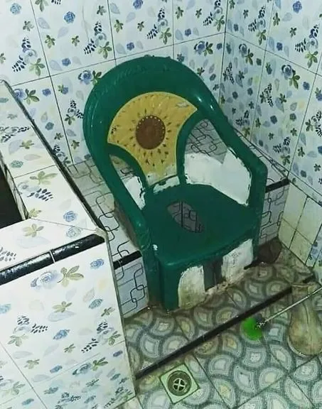 Potret kocak desain toilet Berbagai sumber