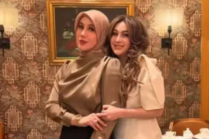 5 Potret reuni ratu sinetron era 90-an, Marini Zumarnis dan Diana Pungky, duo bestie yang menolak tua