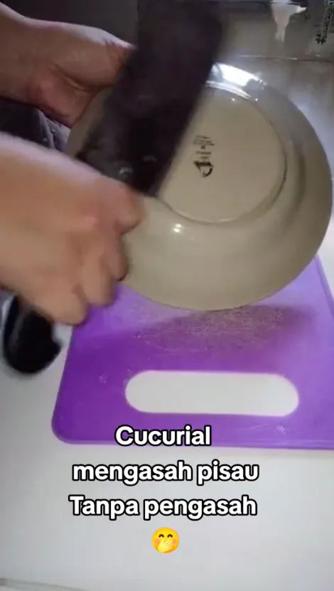 asah pisau pakai bagian bawah piring keramik © 2024 brilio.net