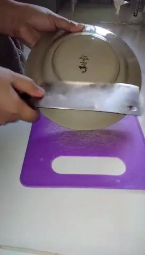 asah pisau pakai bagian bawah piring keramik © 2024 brilio.net