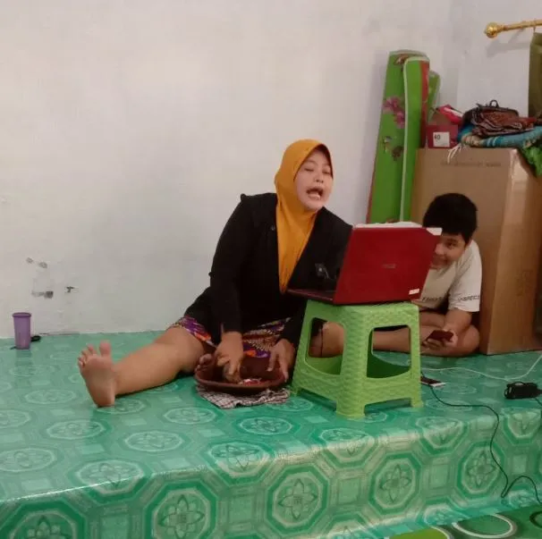 Potret kocak kegiatan emak-emak multitasking Berbagai sumber Potret kocak kegiatan emak-emak multitasking Berbagai sumber