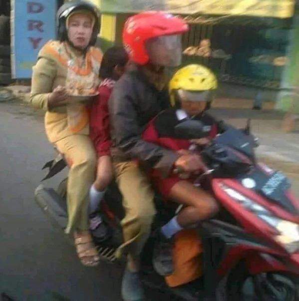 Potret kocak kegiatan emak-emak multitasking Berbagai sumber Potret kocak kegiatan emak-emak multitasking Berbagai sumber