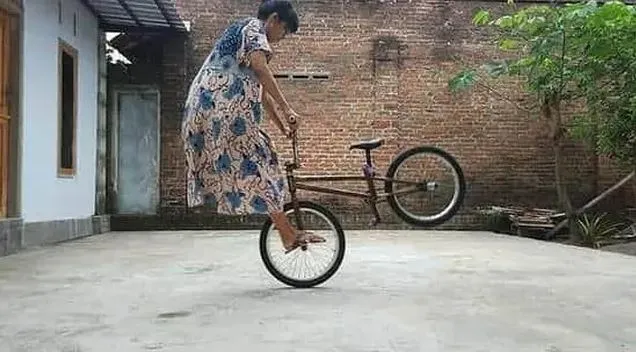 Potret kocak kegiatan emak-emak multitasking Berbagai sumber Potret kocak kegiatan emak-emak multitasking Berbagai sumber