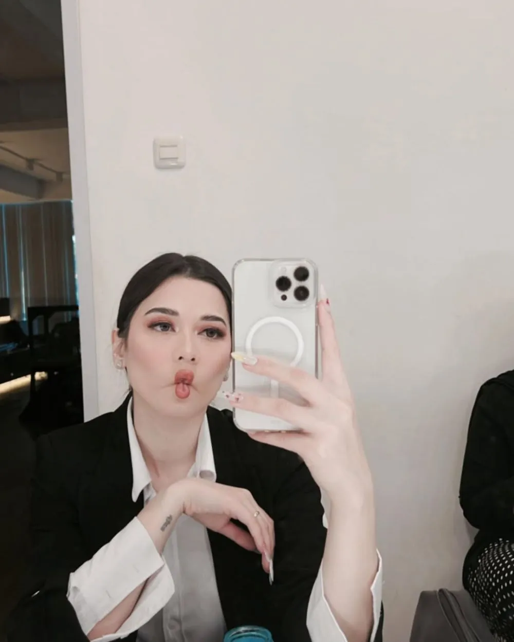 Transformasi makeup Iris Wullur © 2025 brilio.net