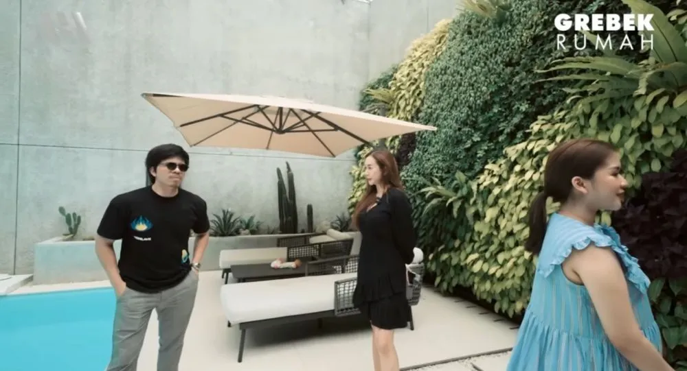 potret kolam renang Aura Kasih menggunakan air garam YouTube potret kolam renang Aura Kasih menggunakan air garam YouTube