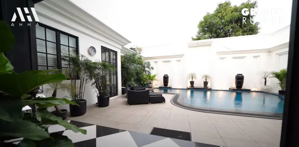 potret kolam renang Ivan Gunawan bak hotel berbintang © 2024 YouTube