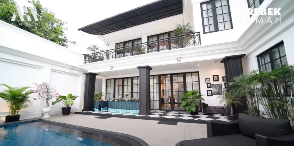 potret kolam renang Ivan Gunawan bak hotel berbintang © 2024 YouTube