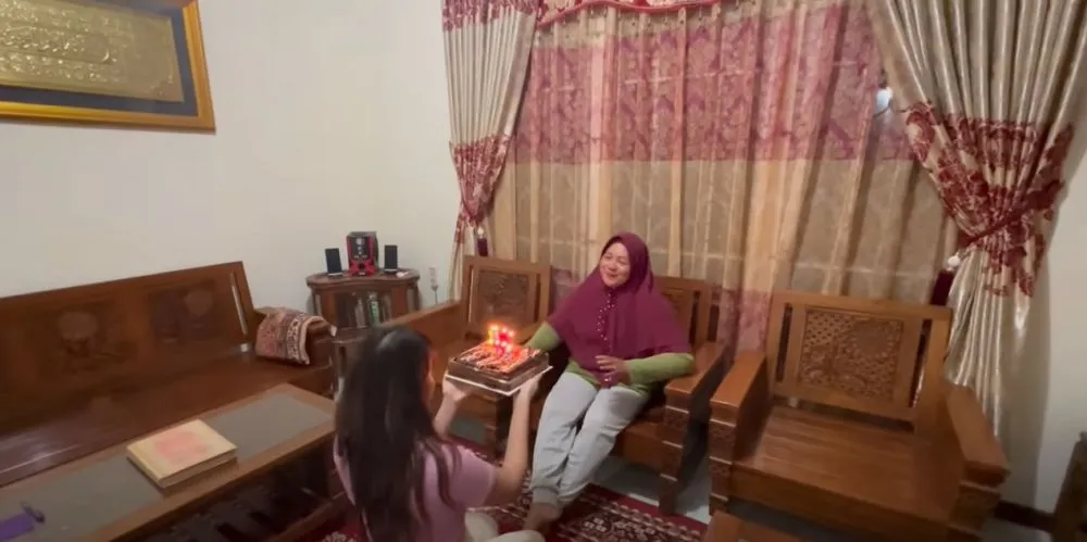 potret rumah Ghea Indrawari di Singkawang © 2024 YouTube