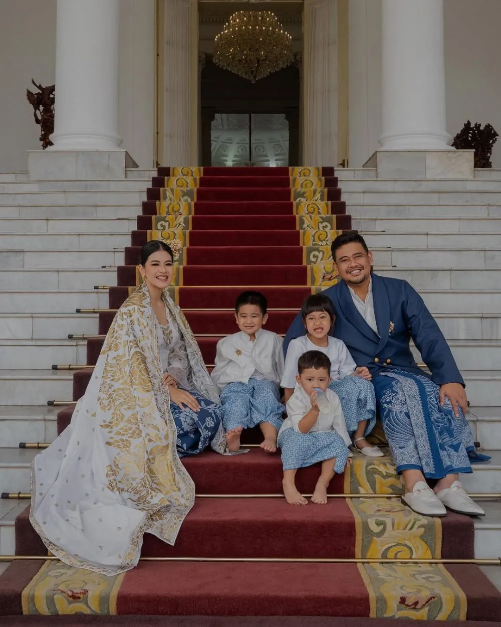 Pemotretan Jokowi dengan anak, cucu dan mantu, kompak pakai batik, libatkan desainer internasional © 2025 brilio.net